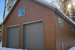 Dalle de béton 8’’ avec armature au 12’’ x 12’’ bâtit sur du Roc. Revêtement extérieur en CanExel avec coin d’aluminium 5 ½’’. Soffite de 12’’ et fascia de 6’’ aluminium de couleur fusain. Toit cathédrale, pente 10/12 avec mezzanine de 20’ et support en acier afin de ne pas avoir de division centrale. Toiture en acier. 2 Portes de garage en acier modèle Urbain – couleur fusain 10’ x 10’, isolée R-16 avec moteur électrique. 4 fenêtres aluminium de 24’’ x 48’’ coulissantes de couleur fusain et une fenêtre dans la toiture cathédrale 24’’ x 36’’ coulissante. Porte de service en acier-couleur fusain 34’’ x 82’’ avec cadre de 4’’. Garage Le Supérieur, 30' x 32' x 12'