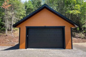 Dalle de béton monolithique. Revêtement extérieur en CanExel et contour de porte et fenêtre en CanExel de 3’’. Soffite de 16’’ et fascia 6’’enaluminiumnoir. Toit cathédral, pente8/12en bardeaux d’asphalte IK0 avec aérateur continu. Porte de garage en aciermodèleUrbain-noir14’ x7’avecmoteurélectrique, isolée R-16. Fenêtre coulissante PVC-noir36’’x 39’’et porte de service en acier-noir34’’ x 82’’avec fenêtre guillotine. Garage Le Standard, 20' x 16' x 8'