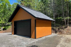 Dalle de béton monolithique. Revêtement extérieur en CanExel et contour de porte et fenêtre en CanExel de 3’’. Soffite de 16’’ et fascia 6’’enaluminiumnoir. Toit cathédral, pente8/12en bardeaux d’asphalte IK0 avec aérateur continu. Porte de garage en aciermodèleUrbain-noir14’ x7’avecmoteurélectrique, isolée R-16. Fenêtre coulissante PVC-noir36’’x 39’’et porte de service en acier-noir34’’ x 82’’avec fenêtre guillotine. Garage Le Standard, 20' x 16' x 8'