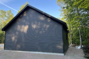 Dalle de béton 6’’ avec contour surélevé de 6’’. Revêtement extérieur en vinyle Gentek avec coin de vinyle. Soffite de 12’’ et fascia de 6’’enaluminiumnoir. Toit habitable avec rangement, pente8/12en bardeaux d’asphalte IK0.2 portes de garage en acier modèle Urbain-noir8’ x 7’ avec4fenêtresà droite incluant un moteur électrique, isolée R-16. Fenêtre coulissante PVC noir36’’x 39’’’etune porte de service en acier noir34’’ x 82’’avec fenêtre fixe 18’’x70’’ givrée. Garage Le Jumeau, 24' x 26' x 9'