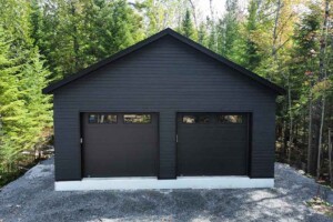 Dalle de béton monolithique
.
R
evêtement extérieur
en
Maibec
avec coin de
Maibec
3’’.
Soffite de
12’’ et fascia de 6’’
en
aluminium
noir
. Toit
standard, pente 6/12
en bardeaux d’asphalte IK0.
2 p
orte
s
de garage
en en acier
modèle Urbain
-
noir
10
’ x
8
’ avec 2 fenêtres
claires
et un
moteur électrique mural,
isolée R
-
16.
F
enêtre
en aluminium noir 40’’ x 72’’
à
battant ver le haut. Une
porte
de service
standard en acier noir
34’’ x 82’’
avec
vitre fixe de 18’’x70’’ givrée. Garage Le Jumeau, 26' x 30' x 10'