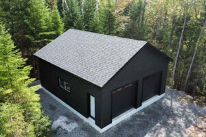 Dalle de béton monolithique
.
R
evêtement extérieur
en
Maibec
avec coin de
Maibec
3’’.
Soffite de
12’’ et fascia de 6’’
en
aluminium
noir
. Toit
standard, pente 6/12
en bardeaux d’asphalte IK0.
2 p
orte
s
de garage
en en acier
modèle Urbain
-
noir
10
’ x
8
’ avec 2 fenêtres
claires
et un
moteur électrique mural,
isolée R
-
16.
F
enêtre
en aluminium noir 40’’ x 72’’
à
battant ver le haut. Une
porte
de service
standard en acier noir
34’’ x 82’’
avec
vitre fixe de 18’’x70’’ givrée. Garage Le Jumeau, 26' x 30' x 10'