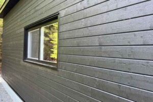 Dalle de béton monolithique
.
R
evêtement extérieur
en
Maibec
avec coin de
Maibec
3’’.
Soffite de
12’’ et fascia de 6’’
en
aluminium
noir
. Toit
standard, pente 6/12
en bardeaux d’asphalte IK0.
2 p
orte
s
de garage
en en acier
modèle Urbain
-
noir
10
’ x
8
’ avec 2 fenêtres
claires
et un
moteur électrique mural,
isolée R
-
16.
F
enêtre
en aluminium noir 40’’ x 72’’
à
battant ver le haut. Une
porte
de service
standard en acier noir
34’’ x 82’’
avec
vitre fixe de 18’’x70’’ givrée. Garage Le Jumeau, 26' x 30' x 10'