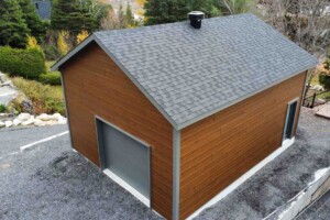 Dalle de béton monolithique.
Revêtement extérieur
en CanExel avec coin de 4’’ en aluminium couleur fusain.
Soffite de 12’’ et fascia 6’’ en aluminium. Toit standard, pente 6/12 en bardeaux d’asphalte IKO.
Une porte de garage
en acier de couleur
fusain 10’ x 8’, isolée R - 16 et une porte de garage avec les mêmes composantes de 6’ x 7’ à l’arrière du garage. Fenêtre arrière 48’’ x 40’’ à battant vers le haut en aluminium - couleur fusain. Porte de service en acier -couleur fusain 34’’ x 82’’ avec fenêtre guillotine. Garage Le Standard, 22' x 28' x 12'