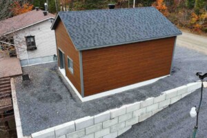 Dalle de béton monolithique.
Revêtement extérieur
en CanExel avec coin de 4’’ en aluminium couleur fusain.
Soffite de 12’’ et fascia 6’’ en aluminium. Toit standard, pente 6/12 en bardeaux d’asphalte IKO.
Une porte de garage
en acier de couleur
fusain 10’ x 8’, isolée R - 16 et une porte de garage avec les mêmes composantes de 6’ x 7’ à l’arrière du garage. Fenêtre arrière 48’’ x 40’’ à battant vers le haut en aluminium - couleur fusain. Porte de service en acier -couleur fusain 34’’ x 82’’ avec fenêtre guillotine. Garage Le Standard, 22' x 28' x 12'