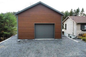 Dalle de béton monolithique.
Revêtement extérieur
en CanExel avec coin de 4’’ en aluminium couleur fusain.
Soffite de 12’’ et fascia 6’’ en aluminium. Toit standard, pente 6/12 en bardeaux d’asphalte IKO.
Une porte de garage
en acier de couleur
fusain 10’ x 8’, isolée R - 16 et une porte de garage avec les mêmes composantes de 6’ x 7’ à l’arrière du garage. Fenêtre arrière 48’’ x 40’’ à battant vers le haut en aluminium - couleur fusain. Porte de service en acier -couleur fusain 34’’ x 82’’ avec fenêtre guillotine. Garage Le Standard, 22' x 28' x 12'