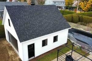 Dalle de béton monolithique. Revêtement extérieur en vinyle Gentek installation à la verticale (board anbatten) avec coin et contour de porte et fenêtre en aluminium blanc de 4’’. Soffite de12’’ et fasciade6’’ aluminium blanc. Toit habitable, pente10/12avec fenêtre à l’avant, en bardeaux d’asphalte IK0. Porte de garage double en aciermodèleUrbain-noir16’ x8’, isolée R-16. Fenêtre coulissante PVC noir36’’x 39’’. Une porte de service standard en acier-noir34’’ x 82’’avec fenêtre guillotine. Isolation intérieure: R20 au mur et R-40 au plafond. Garage Le Supérieur, 24' x 28' x 9'