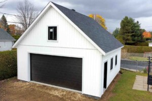 Dalle de béton monolithique. Revêtement extérieur en vinyle Gentek installation à la verticale (board anbatten) avec coin et contour de porte et fenêtre en aluminium blanc de 4’’. Soffite de12’’ et fasciade6’’ aluminium blanc. Toit habitable, pente10/12avec fenêtre à l’avant, en bardeaux d’asphalte IK0. Porte de garage double en aciermodèleUrbain-noir16’ x8’, isolée R-16. Fenêtre coulissante PVC noir36’’x 39’’. Une porte de service standard en acier-noir34’’ x 82’’avec fenêtre guillotine. Isolation intérieure: R20 au mur et R-40 au plafond. Garage Le Supérieur, 24' x 28' x 9'