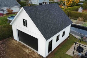 Dalle de béton monolithique. Revêtement extérieur en vinyle Gentek installation à la verticale (board anbatten) avec coin et contour de porte et fenêtre en aluminium blanc de 4’’. Soffite de12’’ et fasciade6’’ aluminium blanc. Toit habitable, pente10/12avec fenêtre à l’avant, en bardeaux d’asphalte IK0. Porte de garage double en aciermodèleUrbain-noir16’ x8’, isolée R-16. Fenêtre coulissante PVC noir36’’x 39’’. Une porte de service standard en acier-noir34’’ x 82’’avec fenêtre guillotine. Isolation intérieure: R20 au mur et R-40 au plafond. Garage Le Supérieur, 24' x 28' x 9'