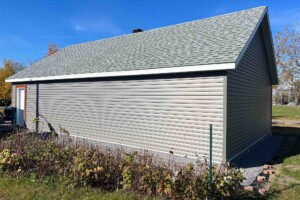 Dalle de béton monolithique. Revêtement extérieur en vinyle Gentek avec coin de vinyle et contour de porte et fenêtre en bois. Soffite de 12’’ et fascia de 6’’enaluminiumblanc. Toit cathédrale, pente8/12en bardeaux d’asphalte IK0.2 portes de garage en acier modèle Urbain-blanc9’ x7’ avec 2 fenêtres givrées, isolée R-16. Fenêtre coulissante PVC blanc36’’x 39’’et une porte de service standard en acier blanc 34’’ x 82’’. Garage Le Jumeau, 24' x 40' x 8'