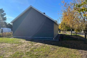 Dalle de béton monolithique. Revêtement extérieur en vinyle Gentek avec coin de vinyle et contour de porte et fenêtre en bois. Soffite de 12’’ et fascia de 6’’enaluminiumblanc. Toit cathédrale, pente8/12en bardeaux d’asphalte IK0.2 portes de garage en acier modèle Urbain-blanc9’ x7’ avec 2 fenêtres givrées, isolée R-16. Fenêtre coulissante PVC blanc36’’x 39’’et une porte de service standard en acier blanc 34’’ x 82’’. Garage Le Jumeau, 24' x 40' x 8'