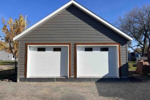 Dalle de béton monolithique. Revêtement extérieur en vinyle Gentek avec coin de vinyle et contour de porte et fenêtre en bois. Soffite de 12’’ et fascia de 6’’enaluminiumblanc. Toit cathédrale, pente8/12en bardeaux d’asphalte IK0.2 portes de garage en acier modèle Urbain-blanc9’ x7’ avec 2 fenêtres givrées, isolée R-16. Fenêtre coulissante PVC blanc36’’x 39’’et une porte de service standard en acier blanc 34’’ x 82’’. Garage Le Jumeau, 24' x 40' x 8'
