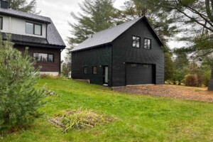 Poutrelle de 16’’ au plancher, muret de 3’ avec toit cathédrale pour un plafond de 11’. Dalle de béton monolithique avec trottoir arrière. Revêtement extérieur en CanExel avec coin et contour de porte et fenêtre en aluminium noir. Soffite de 12’’ et fascia de 6’’ aluminium noir. Toit cathédrale, pente10/12en bardeaux d’asphalte IK0. Porte de garage double en acier modèle Urbain-noir16’ x8’, isolée R-16.Fenêtrea battant aluminium dans la toiture 48’’ x 48’’et au rez-de-chaussée36’’ x 36’’. Une porte de service standard en acier-noir34’’ x 82’’avec panneau de 18’’ x 70’’ vitrée. Garage Le Supérieur, 28' x 30' x 9'