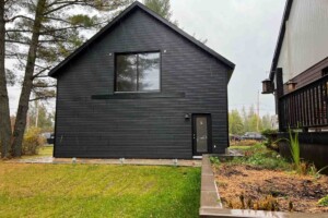 Poutrelle de 16’’ au plancher, muret de 3’ avec toit cathédrale pour un plafond de 11’. Dalle de béton monolithique avec trottoir arrière. Revêtement extérieur en CanExel avec coin et contour de porte et fenêtre en aluminium noir. Soffite de 12’’ et fascia de 6’’ aluminium noir. Toit cathédrale, pente10/12en bardeaux d’asphalte IK0. Porte de garage double en acier modèle Urbain-noir16’ x8’, isolée R-16.Fenêtrea battant aluminium dans la toiture 48’’ x 48’’et au rez-de-chaussée36’’ x 36’’. Une porte de service standard en acier-noir34’’ x 82’’avec panneau de 18’’ x 70’’ vitrée. Garage Le Supérieur, 28' x 30' x 9'