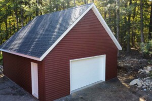 Dalle de béton monolithique. Revêtement extérieuren vinyle Gentek avec coin de vinyle. Soffite de 12’’et fascia 6’’
en aluminium blanc. Toiture cathédrale, pente 10/12 en bardeaux d’asphalte IK0. Porte de garage double en acier
modèle Urbain -
blanc 16’ x 7’, isolée R - 16. Fenêtre coulissante PVC -blanc 36’’ x 39’’ et porte de service standard en acier -blanc 34’’ x 82’’. Garage Le Standard, 24' x 26' x 8'