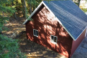 Dalle de béton monolithique. Revêtement extérieuren vinyle Gentek avec coin de vinyle. Soffite de 12’’et fascia 6’’
en aluminium blanc. Toiture cathédrale, pente 10/12 en bardeaux d’asphalte IK0. Porte de garage double en acier
modèle Urbain -
blanc 16’ x 7’, isolée R - 16. Fenêtre coulissante PVC -blanc 36’’ x 39’’ et porte de service standard en acier -blanc 34’’ x 82’’. Garage Le Standard, 24' x 26' x 8'
