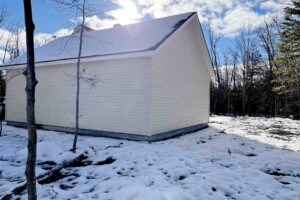 Dalle de béton monolithique.
Revêtement extérieur
en vinyle Gentek
avec coin de vinyle.
Soffite de 12’’ et fascia 6’’ en aluminium blanc. Toiture standard, pente 8/12 en bardeaux d’asphalte IK0. Porte de garage
en acier double modèle Premium (4 colonnes x 4 rangées)
- blanc 16’ x 7’, isolée R - 16.
Fenêtre coulissante PVC - blanc 36’’ x 39’’ et une porte de service standard
en acier - blanc 34’’ x 82’’. Garage Le Standard, 24' x 30' x 9'