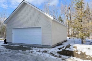 Dalle de béton monolithique.
Revêtement extérieur
en vinyle Gentek
avec coin de vinyle.
Soffite de 12’’ et fascia 6’’ en aluminium blanc. Toiture standard, pente 8/12 en bardeaux d’asphalte IK0. Porte de garage
en acier double modèle Premium (4 colonnes x 4 rangées)
- blanc 16’ x 7’, isolée R - 16.
Fenêtre coulissante PVC - blanc 36’’ x 39’’ et une porte de service standard
en acier - blanc 34’’ x 82’’. Garage Le Standard, 24' x 30' x 9'