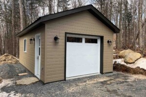 Dalle de béton
monolithique.
Revêtement extérieur
en CanExel.
Soffite de 12’’ et fascia de 6’’ en aluminium noir.
Toiture standard, pente 5/12 en bardeaux d’asphalte IK0. Porte de garage
en acier modèle
Urbain - blanc
8’ x 7’ avec 2 fenêtres
claires, isolée R - 16.
Fenêtre coulissante
PVC - blanc
36’’ x 39’’ et
une porte de service
en acier-blanc
34’’ x 82’’ avec fenêtre guillotine. Garage Le Standard, 14' x 24' x 8'