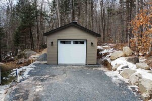Dalle de béton
monolithique.
Revêtement extérieur
en CanExel.
Soffite de 12’’ et fascia de 6’’ en aluminium noir.
Toiture standard, pente 5/12 en bardeaux d’asphalte IK0. Porte de garage
en acier modèle
Urbain - blanc
8’ x 7’ avec 2 fenêtres
claires, isolée R - 16.
Fenêtre coulissante
PVC - blanc
36’’ x 39’’ et
une porte de service
en acier-blanc
34’’ x 82’’ avec fenêtre guillotine. Garage Le Standard, 14' x 24' x 8'