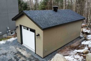 Dalle de béton
monolithique.
Revêtement extérieur
en CanExel.
Soffite de 12’’ et fascia de 6’’ en aluminium noir.
Toiture standard, pente 5/12 en bardeaux d’asphalte IK0. Porte de garage
en acier modèle
Urbain - blanc
8’ x 7’ avec 2 fenêtres
claires, isolée R - 16.
Fenêtre coulissante
PVC - blanc
36’’ x 39’’ et
une porte de service
en acier-blanc
34’’ x 82’’ avec fenêtre guillotine. Garage Le Standard, 14' x 24' x 8'