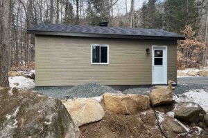 Dalle de béton
monolithique.
Revêtement extérieur
en CanExel.
Soffite de 12’’ et fascia de 6’’ en aluminium noir.
Toiture standard, pente 5/12 en bardeaux d’asphalte IK0. Porte de garage
en acier modèle
Urbain - blanc
8’ x 7’ avec 2 fenêtres
claires, isolée R - 16.
Fenêtre coulissante
PVC - blanc
36’’ x 39’’ et
une porte de service
en acier-blanc
34’’ x 82’’ avec fenêtre guillotine. Garage Le Standard, 14' x 24' x 8'